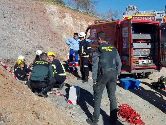 Dramático: 100 personas intentan rescatar a niño que cayó en pozo de 107 metros