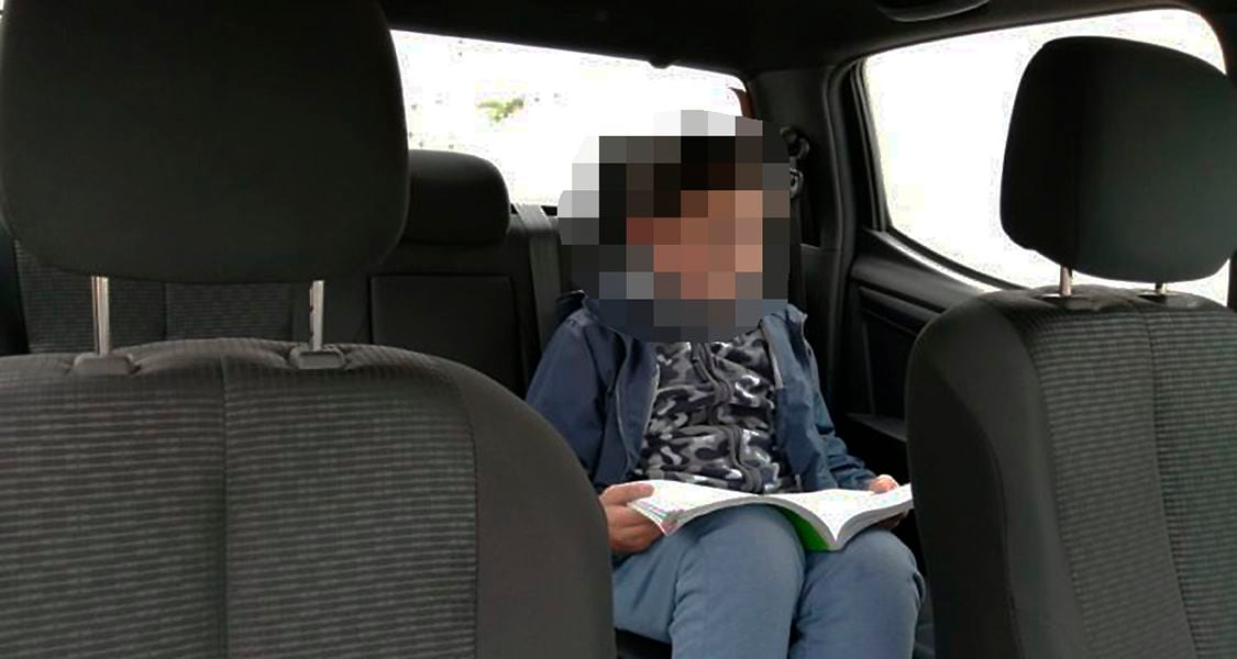 Menor debe estudiar en auto de su padre por culpa de infernales carretes