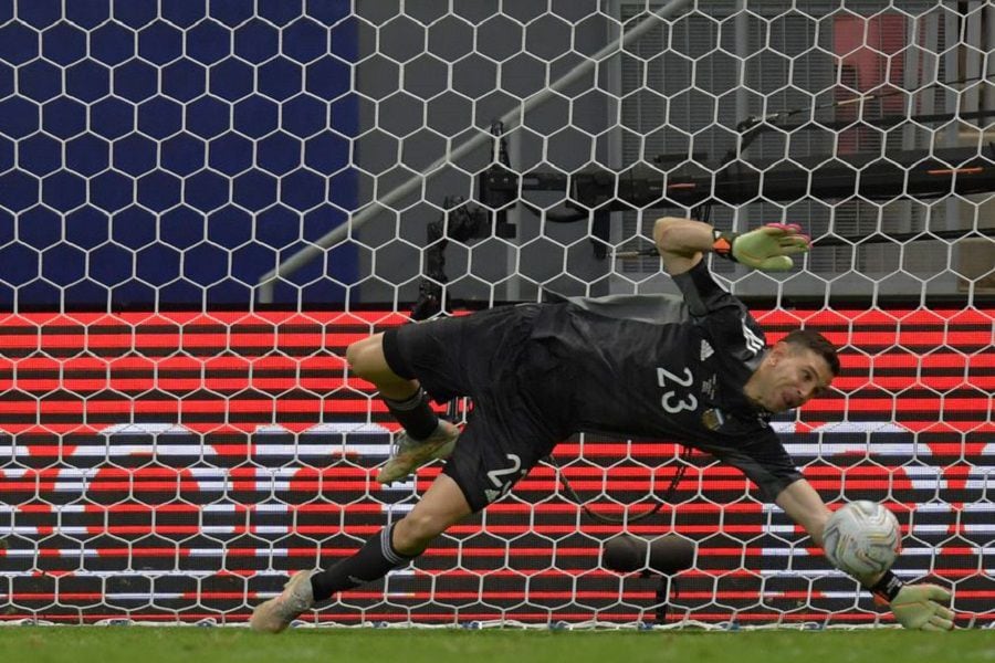 "Mirá que te como": Así se vivió el penal tapado de Emiliano Martínez a Yerry Mina