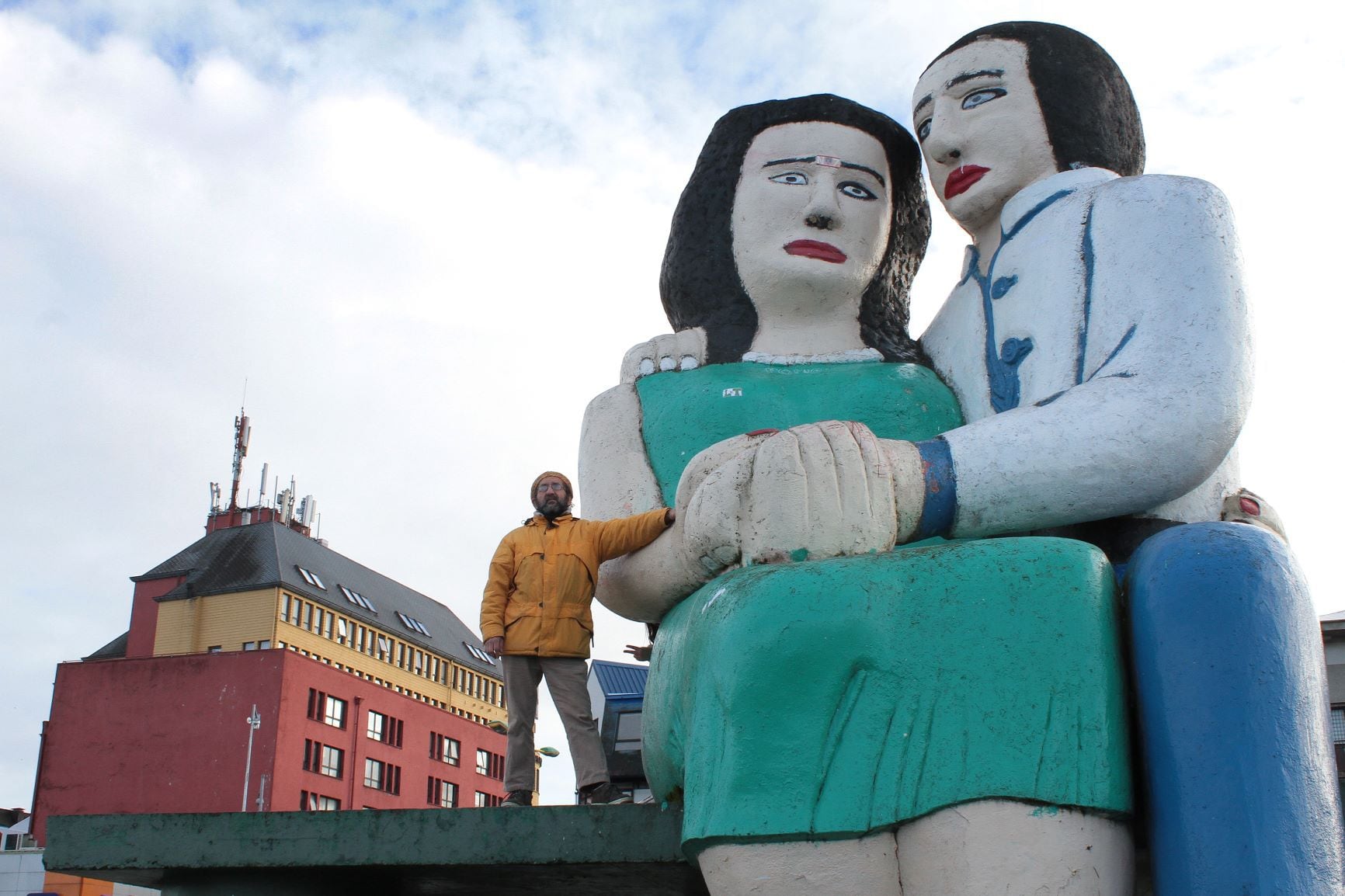 Sentados frente al mar: la escultura que divide a Puerto Montt