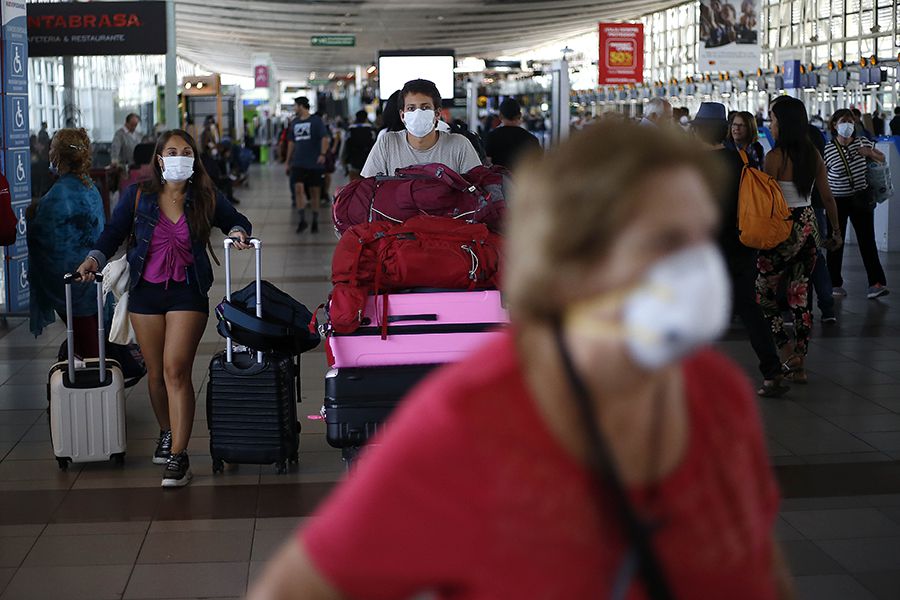 Turistas llegan a aeropuerto de Santiago