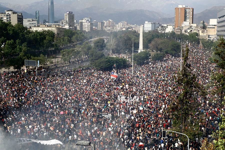 Miles de personas llegan a Plaza Italia