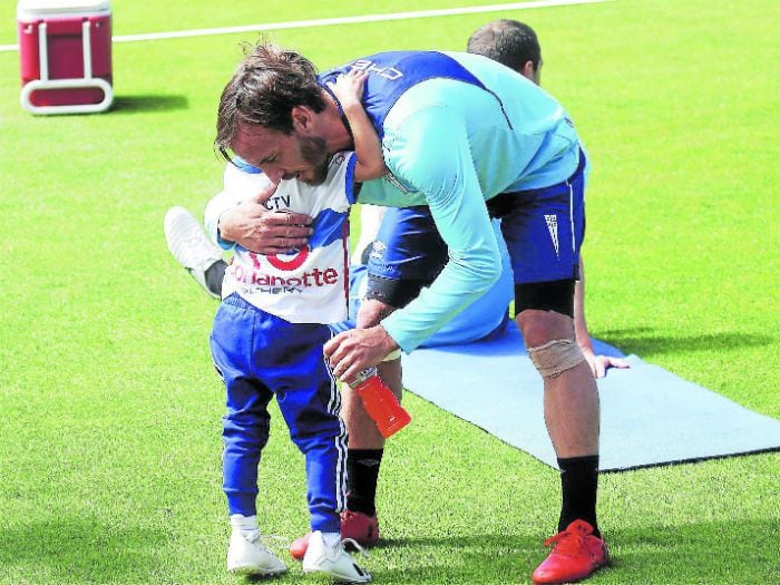 Hijo de Buonanotte pituteó como animador en el banderazo cruzado