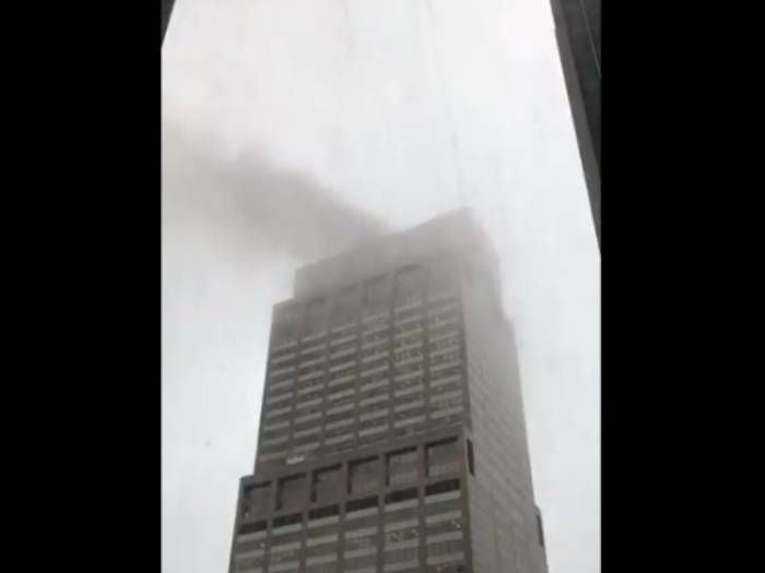 EE.UU: pánico por helicóptero que impactó contra un edificio en Manhattan