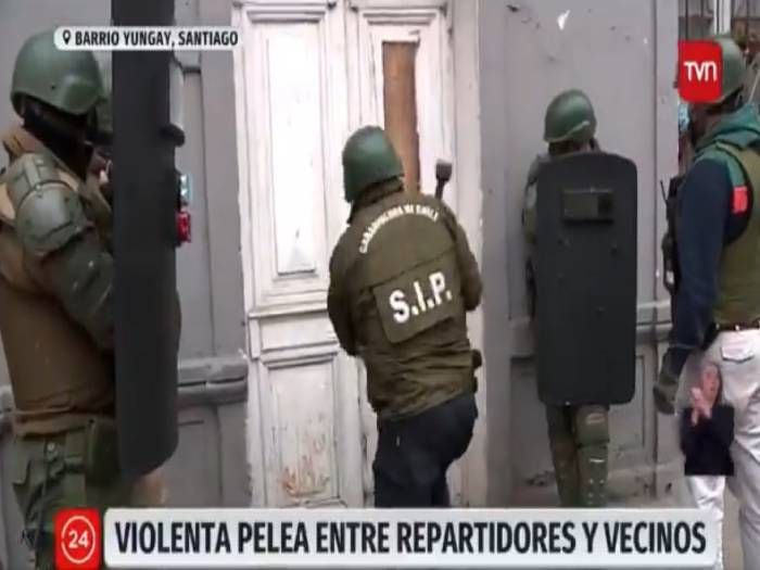 Carabineros derribaron puerta de casa equivocada en allanamiento de Barrio Yungay