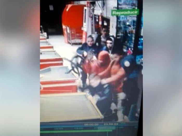 Registran brutal golpiza a guardia en supermercado de Valdivia