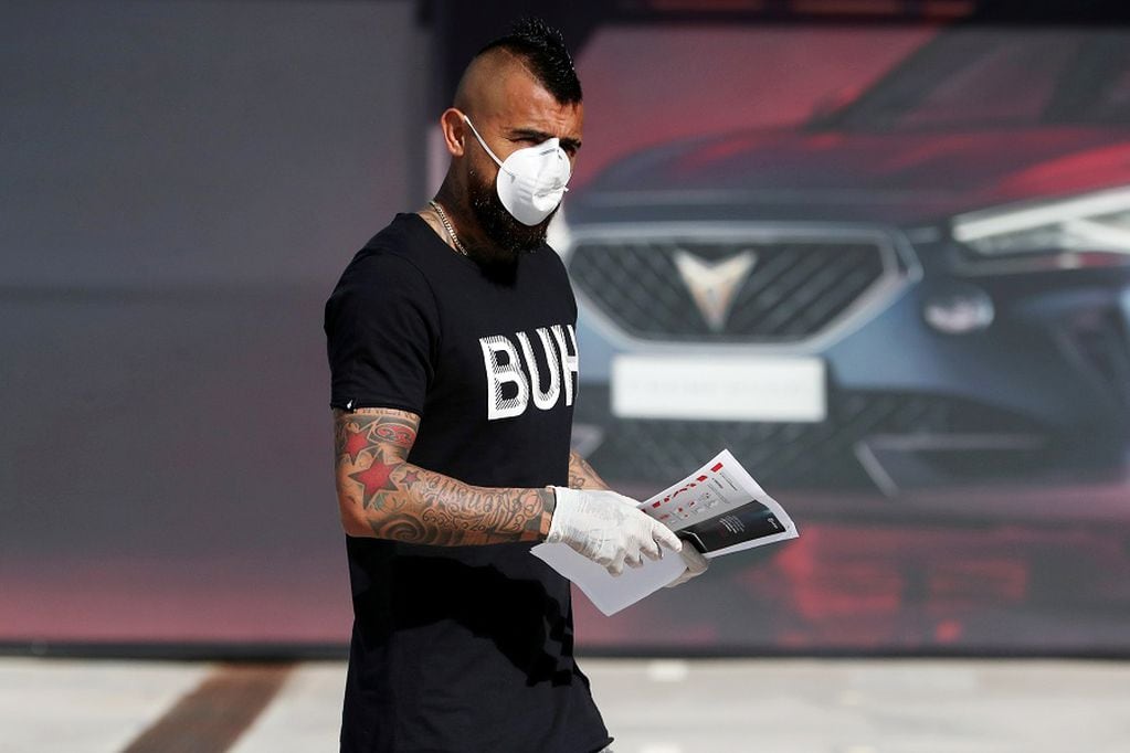 FC Barcelona's Arturo Vidal wearing a protective face mask and gloves at Ciutat Esportiva Joan Gamper training ground for COVID-19 tests following the outbreak of the coronavirus disease (COVID-19), Barcelona, Spain, May 6, 2020. Miguel Ruiz/FC Barcelona/Handout via REUTERS. MANDATORY CREDIT. THIS IMAGE HAS BEEN SUPPLIED BY A THIRD PARTY. NO RESALES. NO ARCHIVES