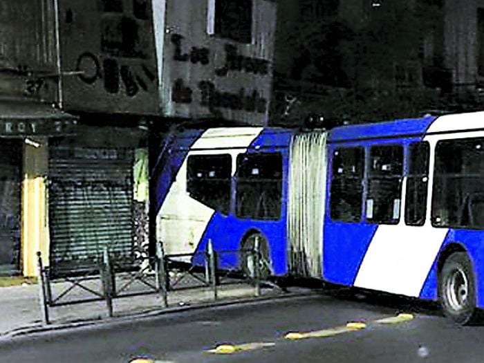 Micro se estacionó en fachada de restorán