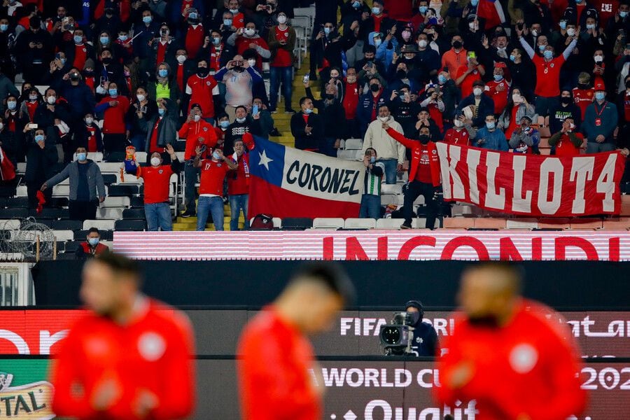 FIFA sanciona a Chile por actos discriminatorios de hinchas: asientos tras porterías no podrán ser ocupados