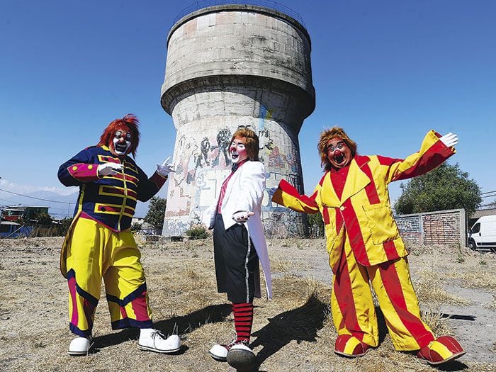 La Granja: reciclan copa de agua como carpa de circo