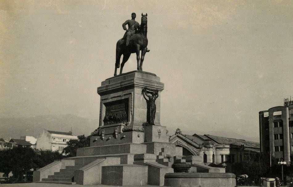 Un muerto, un autor famoso y un desfile el "18": Curiosidades del monumento a Baquedano