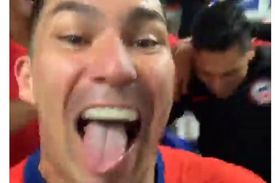 Gary Medel armó la fiesta con la lengua afuera