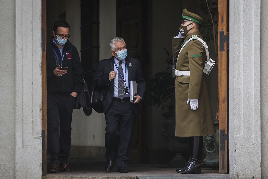 Ministro de Salud se retira de La Moneda
