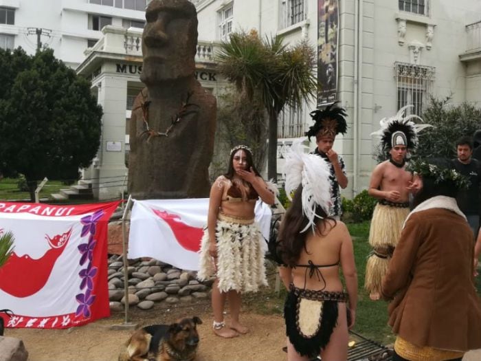 Manifestante exigen que moái de Viña sea devuelto a la Rapa Nui