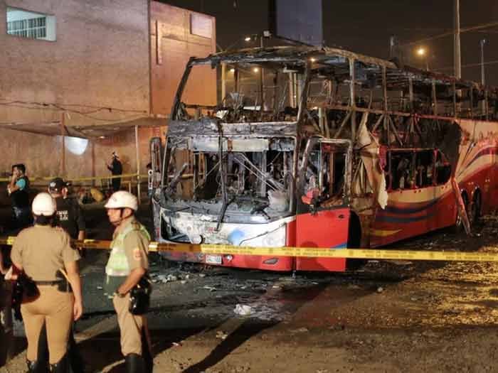 Al menos 20 muertos en incendio de autobús en Perú