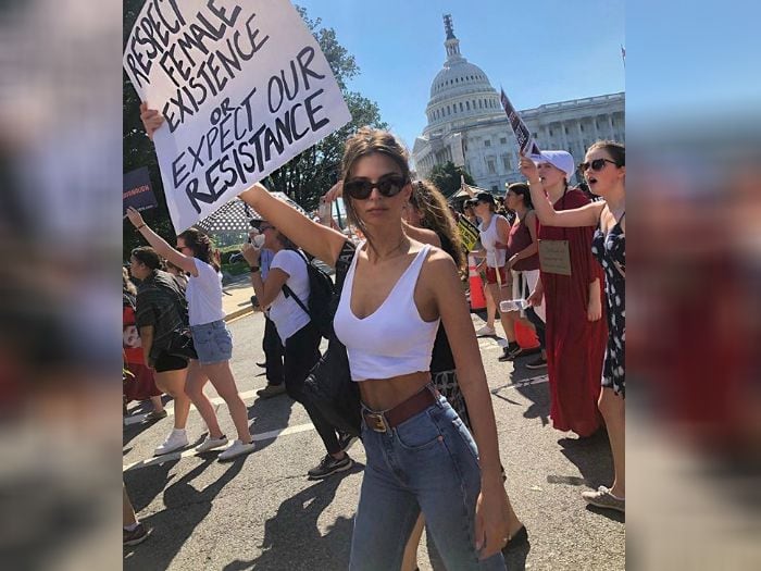 Arrestan a Emily Ratajkowski mientras participaba en protesta contra abusos