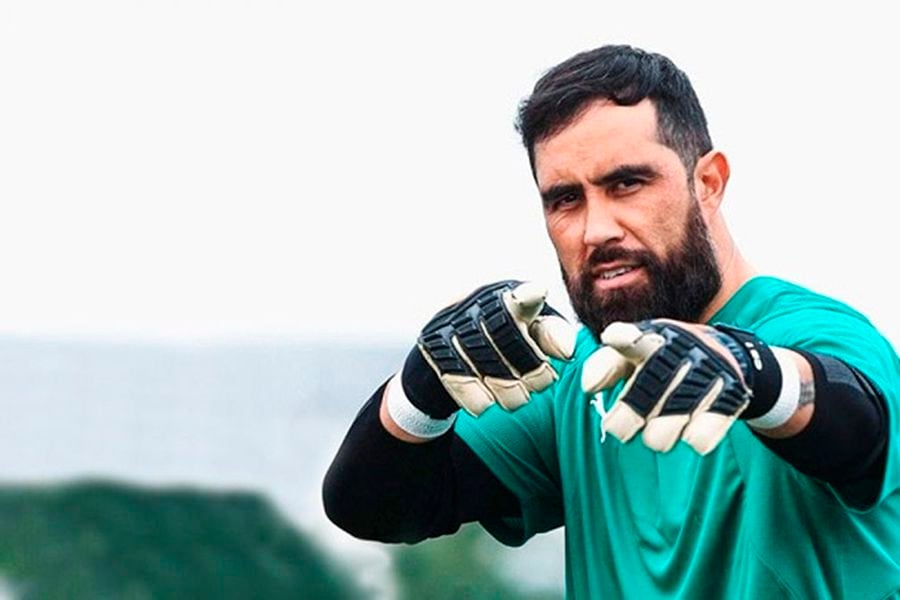 Claudio Bravo comienza la lucha por el arco