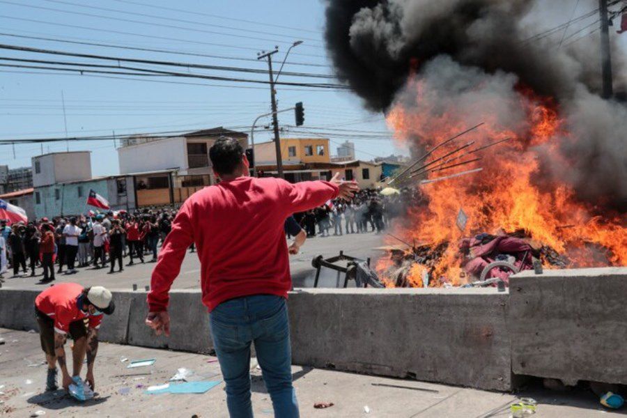 Manifestantes queman carpas de inmigrantes tras polémica marcha en Iquique