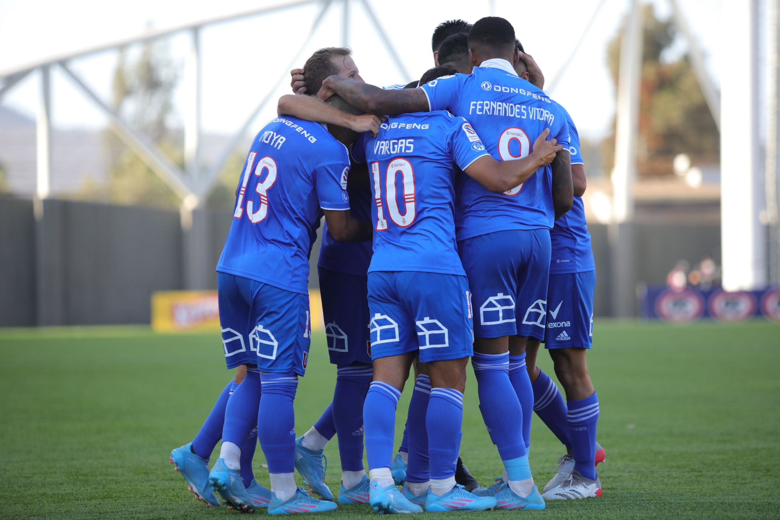 Jugadores de la U celebrando una anotación