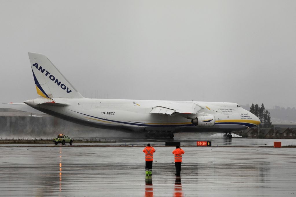 El Antonov 124-100 en el Aeropuerto Internacional Carriel Sur. Foto: REUTERS/Juan Gonzalez.