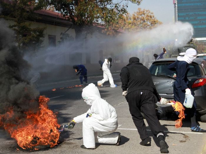 ¿Quiénes están tras los overoles blancos en los últimos ataques?