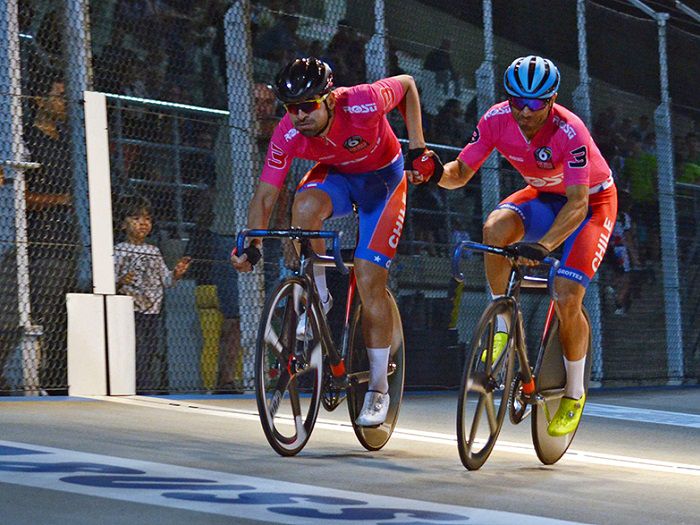 Ciclistas chilenos sacan la cara en la competencia italiana "Los Seis Días de la Rosa"