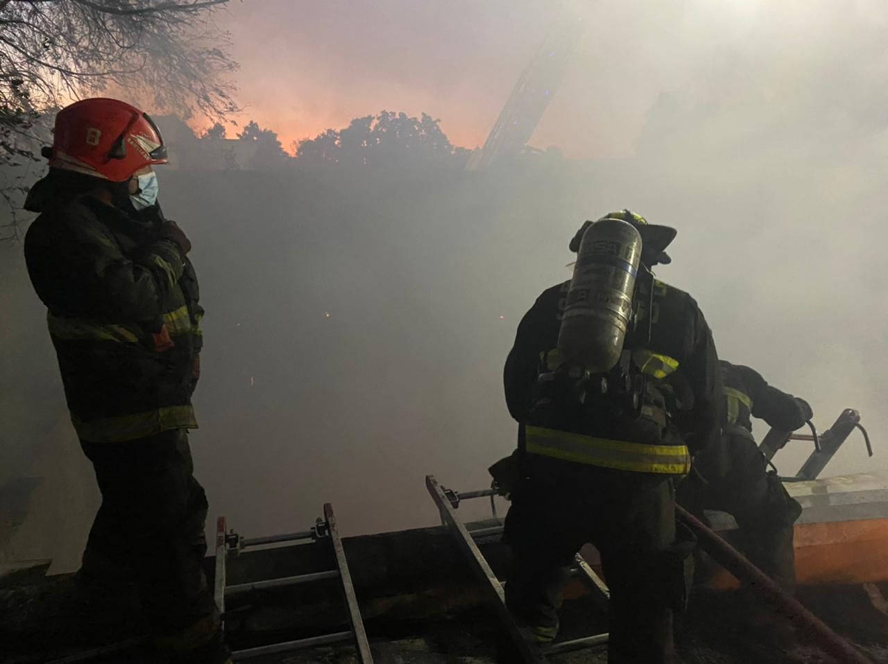 Bomberos en incendio de Recoleta