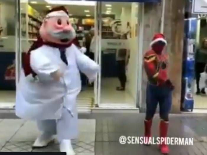 Dr. Simi y Sensual Spiderman sorprenden con desafío navideño en plena calle