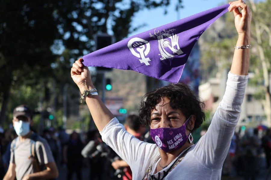 Activan cierres y desvíos de tránsito en Santiago por manifestaciones