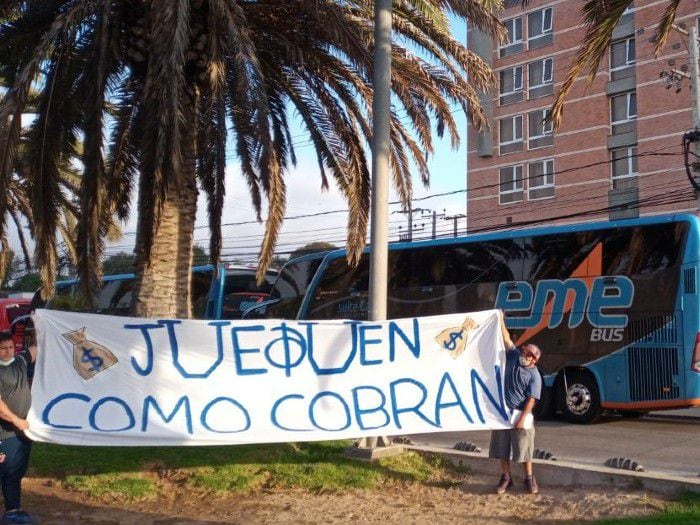 "Jueguen como cobran": Hinchas azules llegan hasta el hotel de la "U" en La Serena