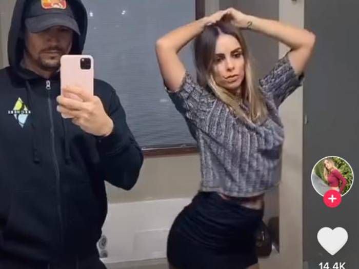 El sensual video Maura Rivera y Mark González en el baño: inesperado final