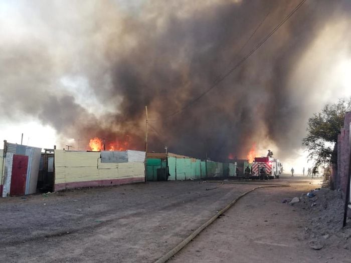 Incendio deja 100 casas destruidas y 400 damnificados en Calama