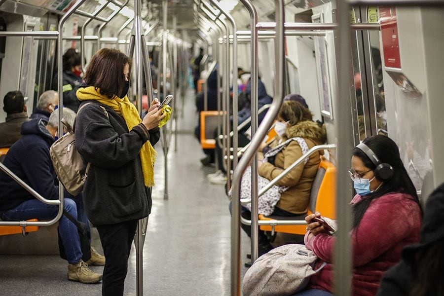 Trabajadores de Metro entregan carta a ministra Hutt por pago de bono