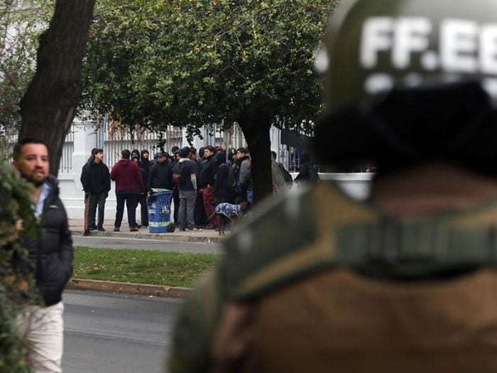 [Video] Brutal: Turba de estudiantes atacó con bomba molotov a carabineros