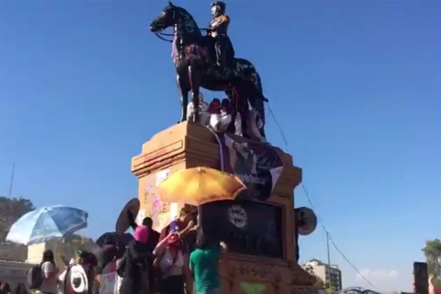 "Que se vayan pa' la casa": Mujeres gritaron contra encapuchados que querían tumbar al caballo de Baquedano en el 8M