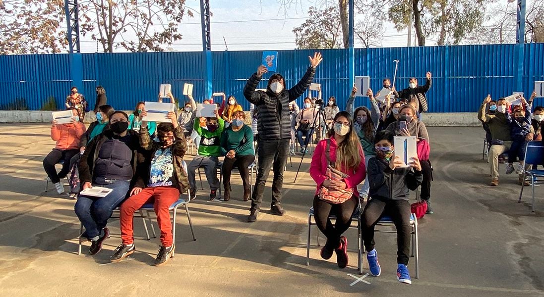 Bombo Fica cumplió con alumnos de su ex colegio... ¡y sin Master Plop!