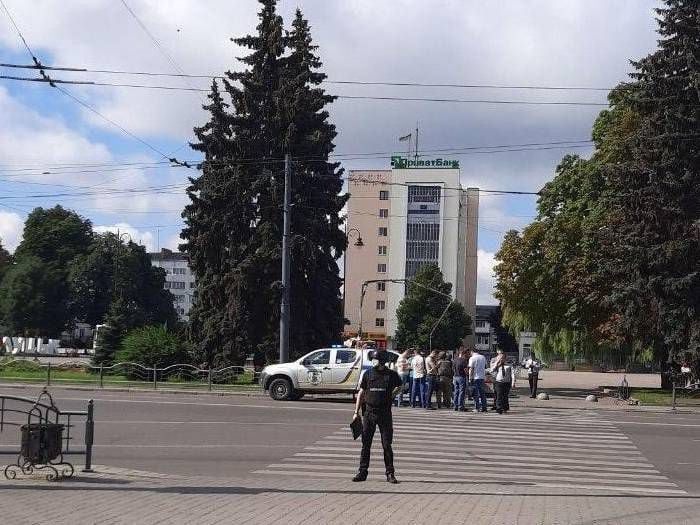 Hombre armado toma de rehenes a "una veintena" de pasajeros de autobús en Ucrania