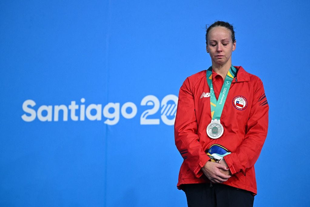 Pan-Am Games - Santiago 2023 - Swimming - Centro Acuatico, Santiago, Chile - October 25, 2023 Silver medallist Chile's Kristel Kobrich stands on the podium during the women's 1500m freestyle final medal ceremony REUTERS/Dylan Martinez
