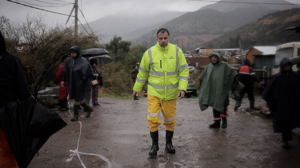 El alcalde Codina se mostró acarreando a damnificados por las lluvias en Puente Alto.