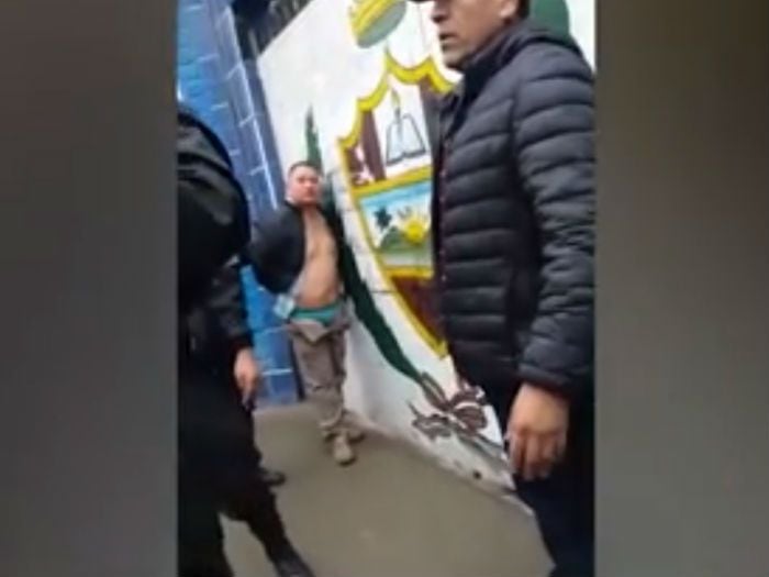 Apoderados linchan a profesor acusado de violar a sus hijas