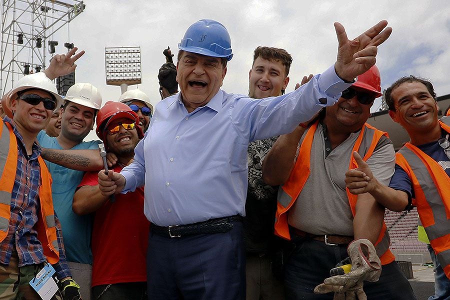 Don Francisco recorre el Estadio Nacional en la previa de la Teletón 2018