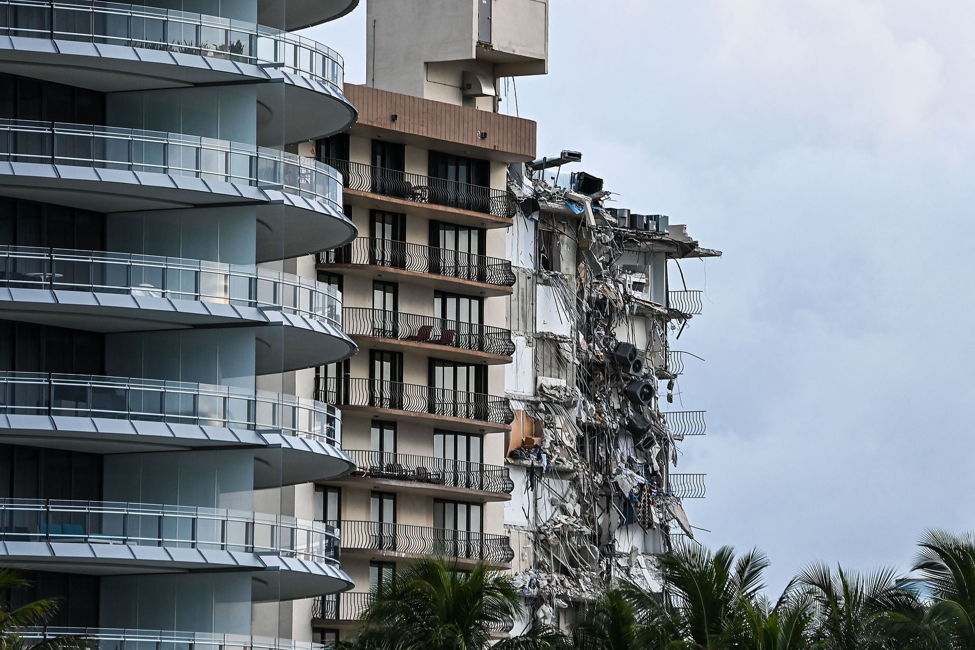 Un edificio de 12 pisos se vino abajo en Miami: Bomberos trabaja en el rescate de sobrevivientes