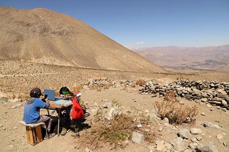 Deben subir a un cerro para conectarse: la historia de dos hermanos de Vicuña y sus difíciles clases online