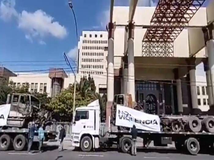 Camioneros llegaron al Congreso: instalaron máquinas quemadas en su frontis