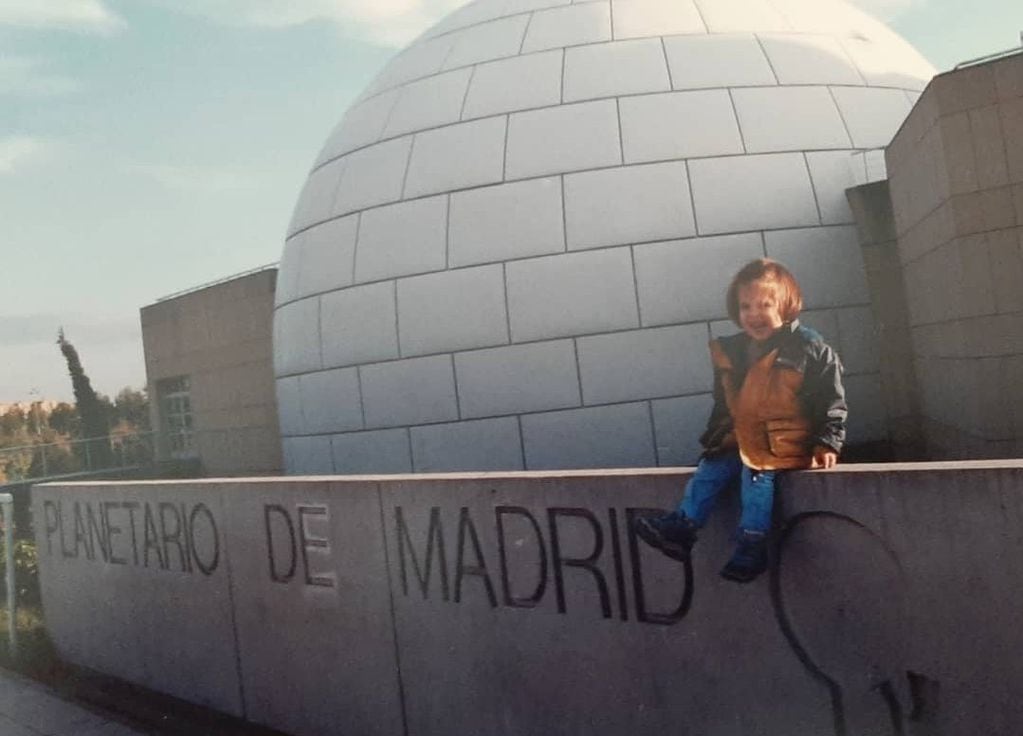 Tere, muy pequeña, en el Planetario de Madrid. FOTO: Twitter de Teresa Paneque