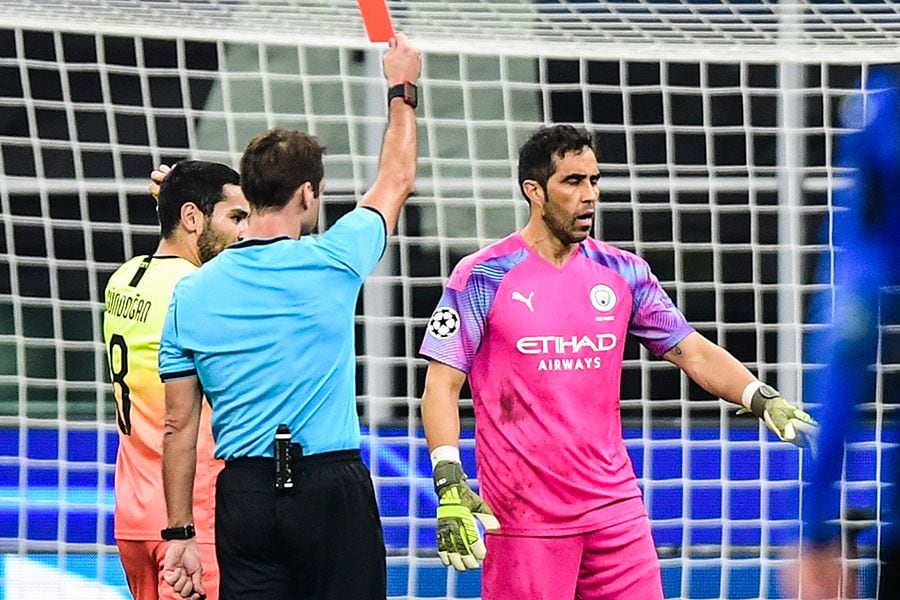 Claudio Bravo vivió una pesadilla en su regreso a la Champions