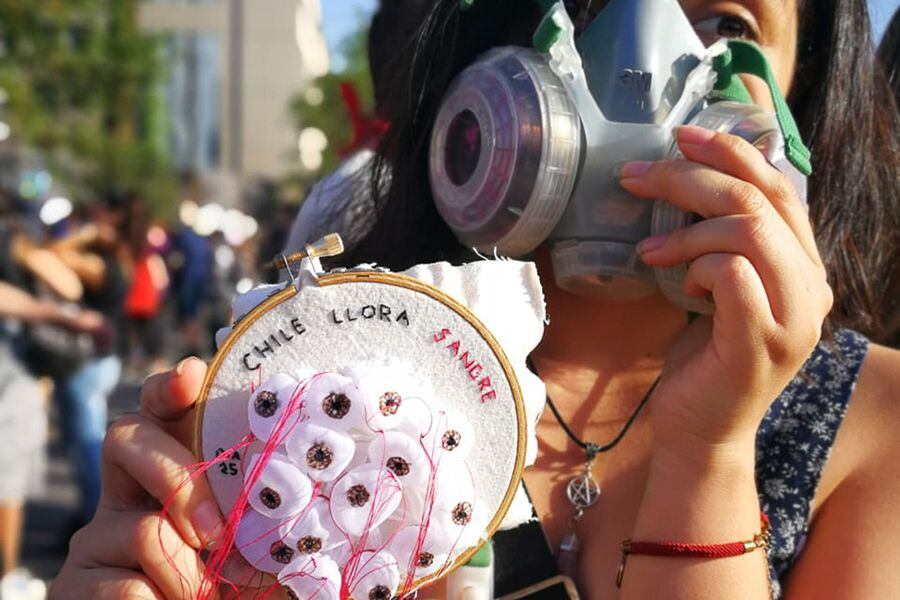 La joven que borda la revolución popular