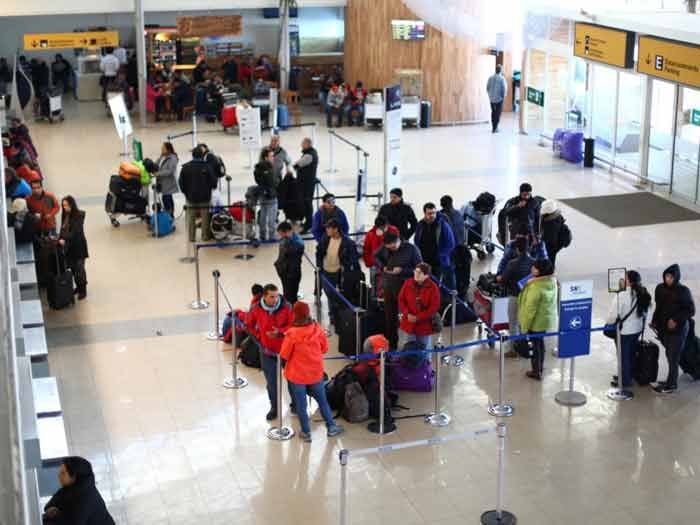 Detienen en aeropuerto a joven que dijo llevar bomba en su maleta