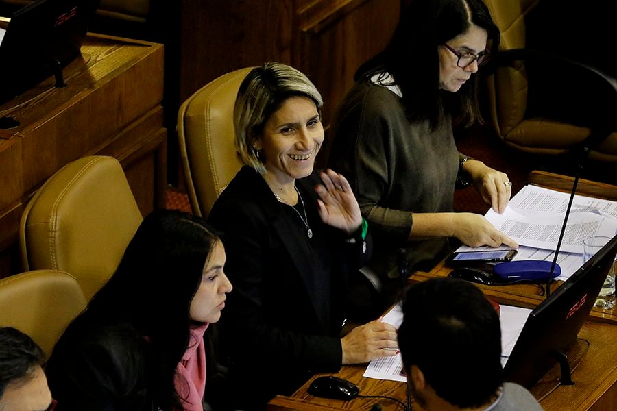 Diputada Erika Olivera se la juega por departamentos para medallistas