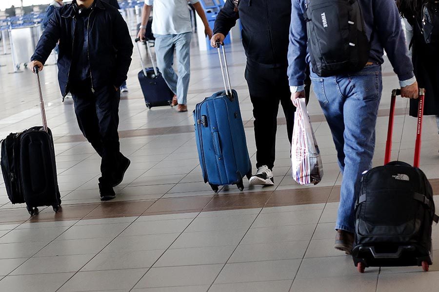 Viajeros salen de vacaciones de invierno desde el Aeropuerto de Santiago